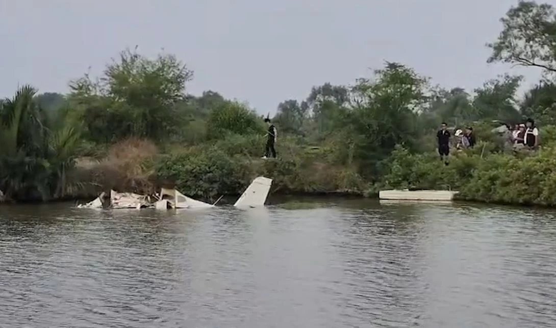 เร่งกู้ซากเครื่องบินเล็ก หาสาเหตุตก ขณะที่ลูกศิษย์ เชิญดวงวิญญาณนักบิน