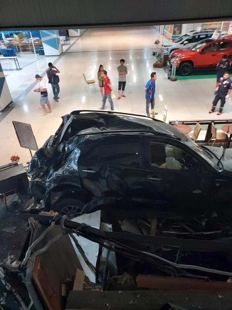 ระทึก! ฟอร์จูนเนอร์ ร่วงจากชั้น 3 ห้างดังย่านรังสิต คนขับเจ็บเล็กน้อย