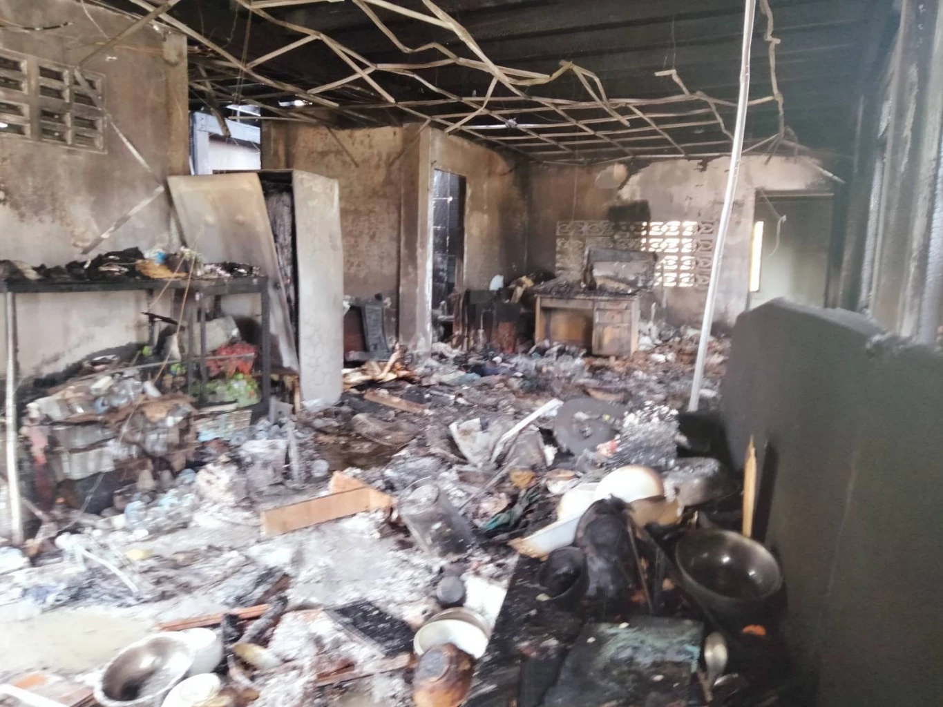 กลับมาเหลือแต่ต่อ สองตายายออกไปขับรถสองแถว บ้านไฟไหม้วอดทั้งหลัง