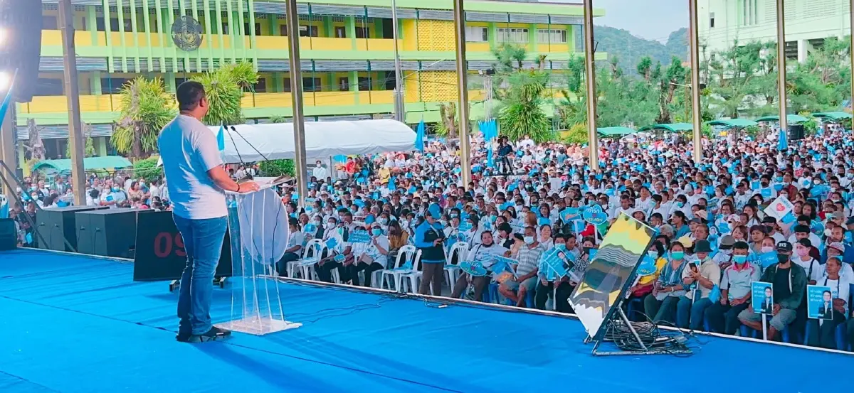 "ชัยชนะ" ส.ส.พรรคประชาธิปัตย์ กราบขอโทษ ชาวม.ทักษิณ