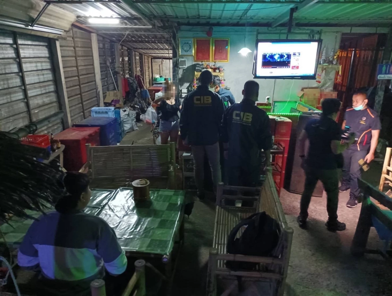 ปคม.บุกร้านอาหารกลางเมืองบุรีรัมย์ ลอบค้ากามเยาวชน