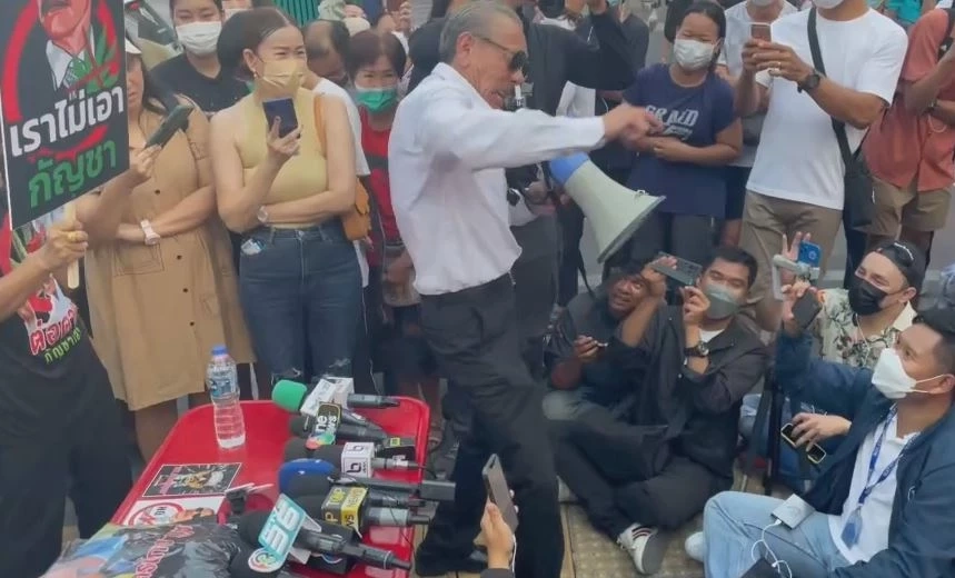 "ชูวิทย์" เดินหน้าต้านกัญชาเสรี-การคอร์รัปชั่น ที่แยกอโศก