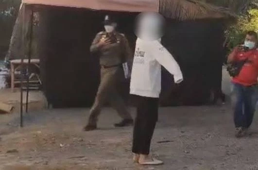 ผู้เสียหายชี้จุดที่ ด.ต. มาจอดรถให้เพื่อนสาวลงไปจองโต๊ะ