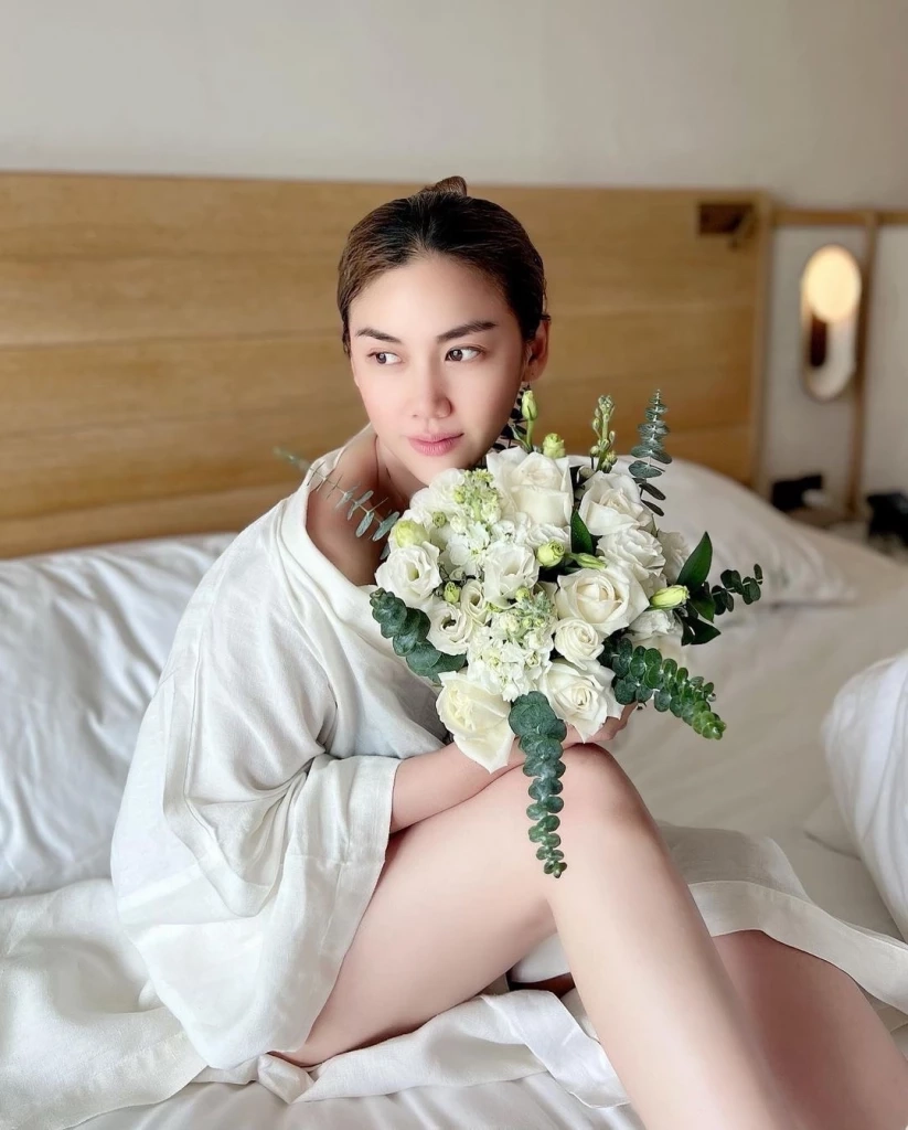 หมิง ชาลิสา โพสต์ภาพช่อดอกไม้ปริศนา แฟนๆ แห่แซวกลางโซเชียล