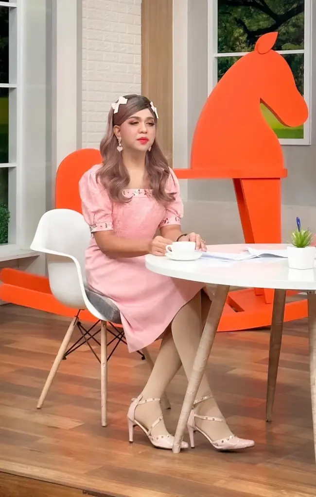 “แพรรี่ ไพรวัลย์” โพสต์ฟาดใคร ไม่หลอกลวง = อยู่ได้ ส่วนความรักหวานไม่พักเลย