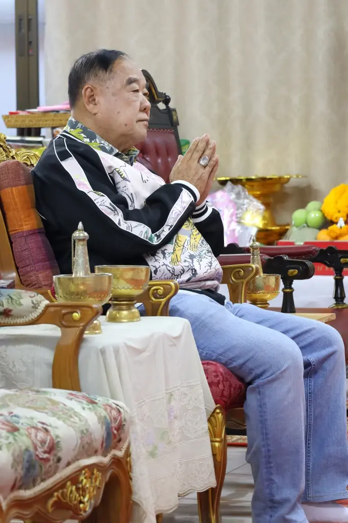 “ลุงป้อม” ทำบุญวัดชนะสงคราม แฟนคลับแห่ขอถ่ายรูป