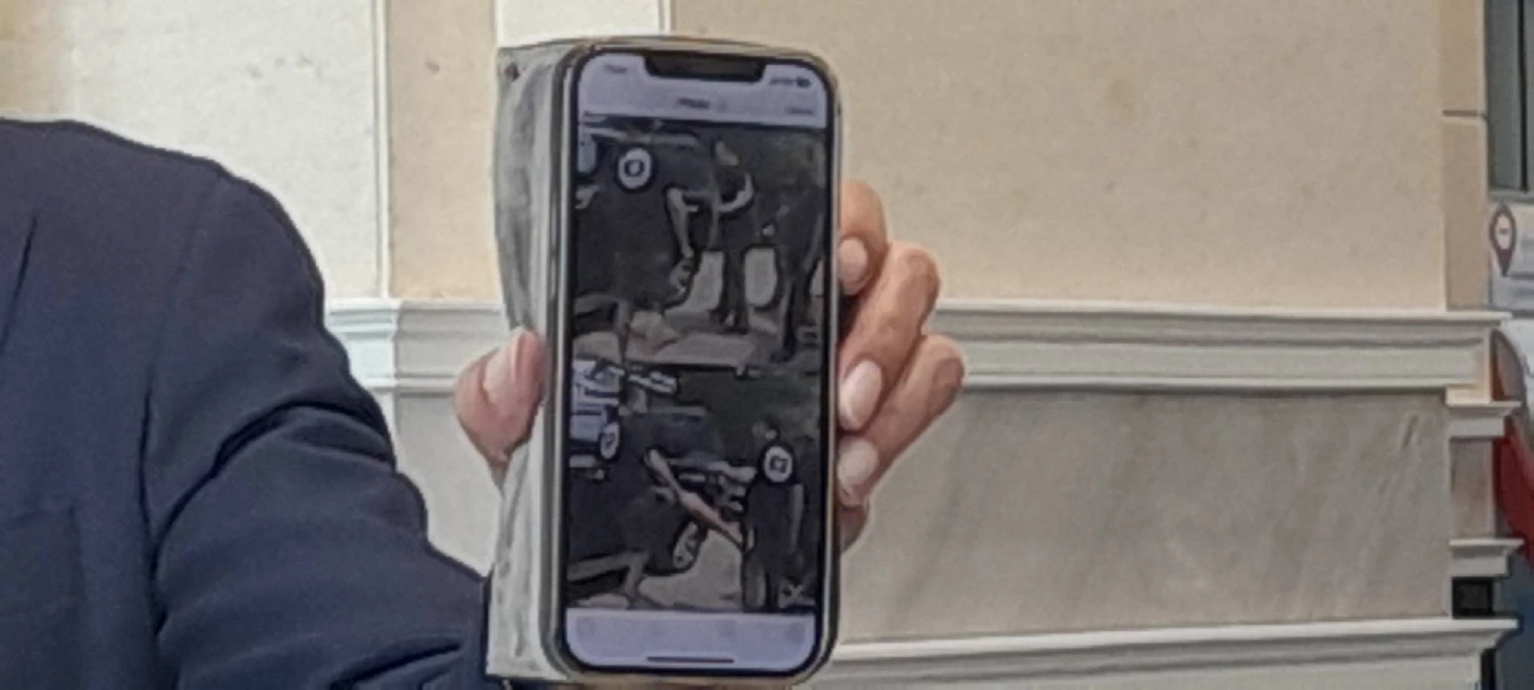 "ชูวิทย์" เลียนแบบท่า "อนุทิน" ถูกเตะก้นโชว์สื่อ เผย เตรียมแฉเพื่อชาติ 3 มี.ค.นี้