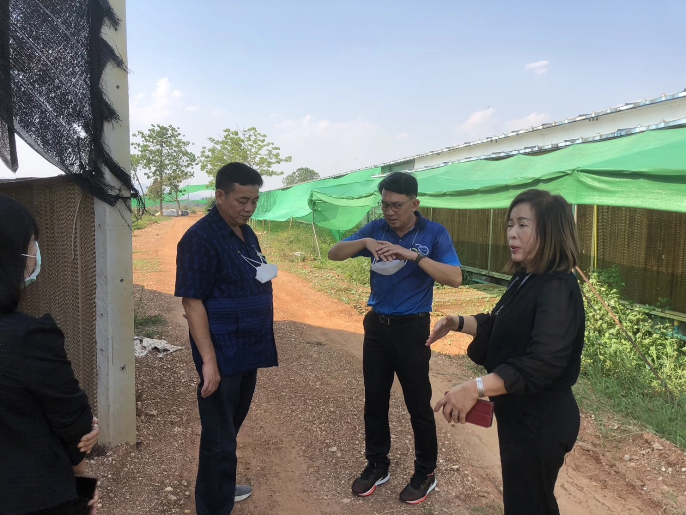 ชาวบ้านสุดทน ร้องเหม็นขี้ไก่ทั้งวันทั้งคืน กินไม่ได้นอนไม่หลับ