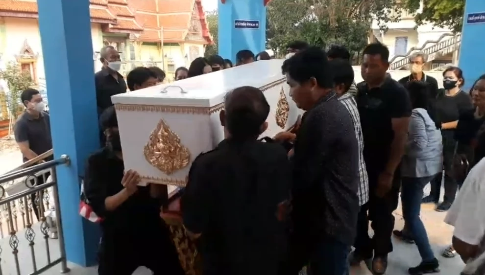 เมียเหยื่อยิงถล่ม 14 นัด เชิญวิญญาณผัวไปวัด ทำพิธีฌาปนกิจวันนี้