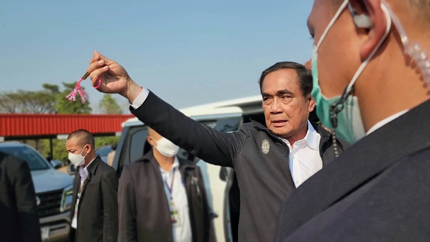 พล.อ.ประยุทธ์  จันทร์โอชา  นายกรัฐมนตรี และรมว.กลาโหม ขณะลงพื้นที่จ.อุดรราชธานี 