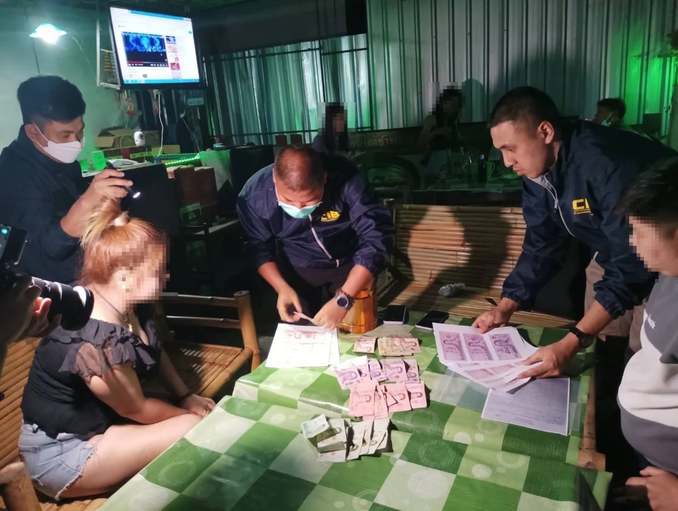 ปคม.บุกร้านอาหารกลางเมืองบุรีรัมย์ ลอบค้ากามเยาวชน