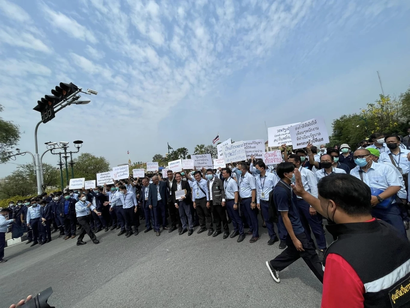 "พนักงานบีทีเอส"ครวญ บุกทำเนียบฯ ยื่นหนังสือนายกฯ ทวงหนี้ 5 หมื่นล้าน