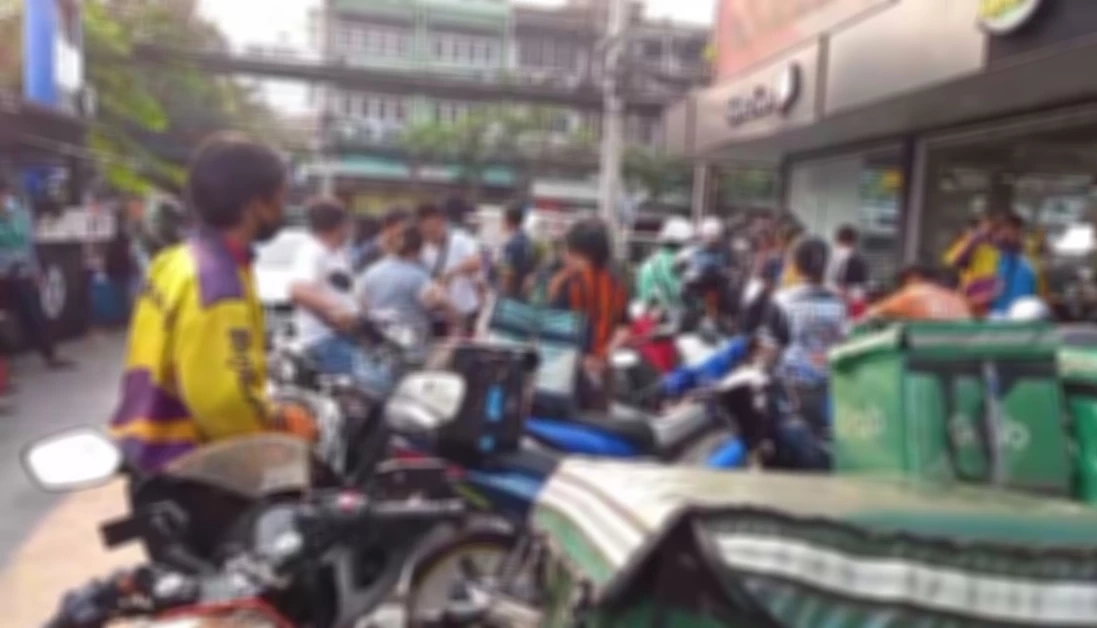 พลทหารหึงโหด ปาระเบิดปิงปองใส่กลุ่มไรเดอร์ ที่จอดรองาน หน้าร้านแฟนสาว