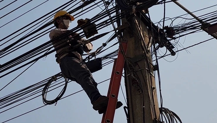 หนุ่มสุดงง จู่ ๆ ค่าไฟแพงขึ้น 8 เท่า เหตุจากสายสื่อสารเสียดสีสายไฟเข้าบ้าน