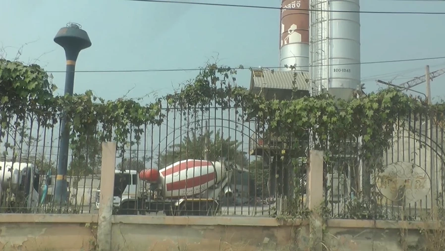 ระทึก! แพล้นปูนระเบิด ฝุ่นปูนคลุ้งตลบ มีชาวบ้านรับผลกระทบจำนวนมาก (มีคลิป)