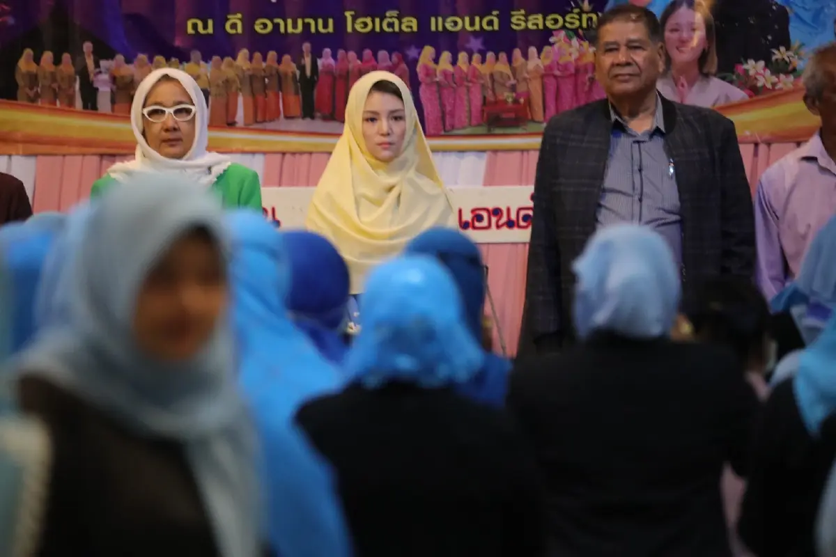 พล.ต.ต.สุรินทร์ ปาราเร่ ส.ส.สงขลา ปชป.พร้อม มาดามเดียร์ วทันยา บุนนาค ร่วมงานวันสตรีมุสลิมต้อนรับเดือนรอมฎอน 
