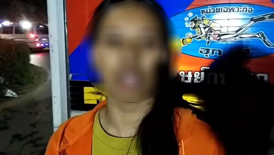 สลด! รถกระบะแม่ค้า เสียหลักตกสระน้ำสาธารณะ ดับ 3 ราย