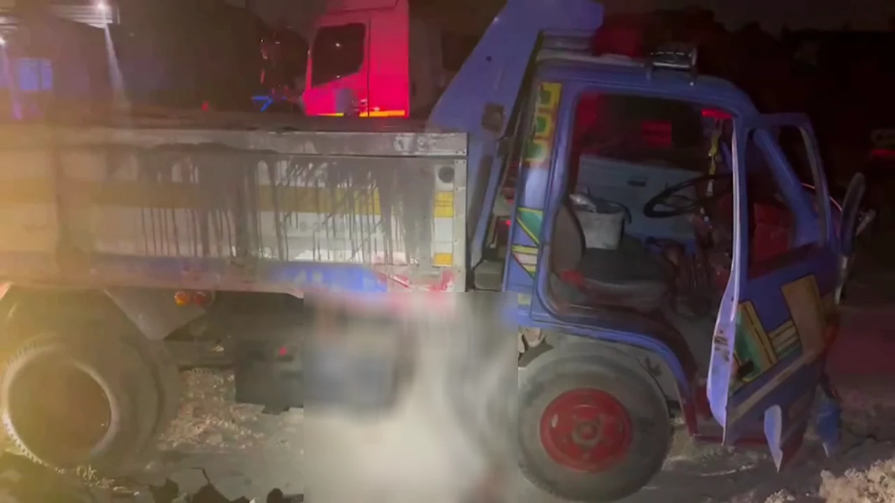 อุทธาหรณ์เตือนใจ ชายวัย 50 เปิดกระบะดั้มรถขนดินซ่อม ถูกหล่นทับดับคาที่