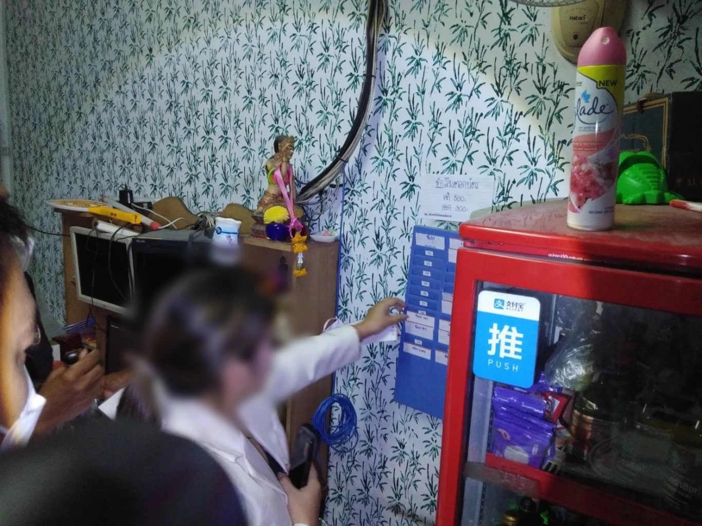 บุกจับคาราโอเกะ ลอบใช้เด็กต่ำกว่า 18 นั่งดริ้งค์ กลางเมืองเชียงใหม่