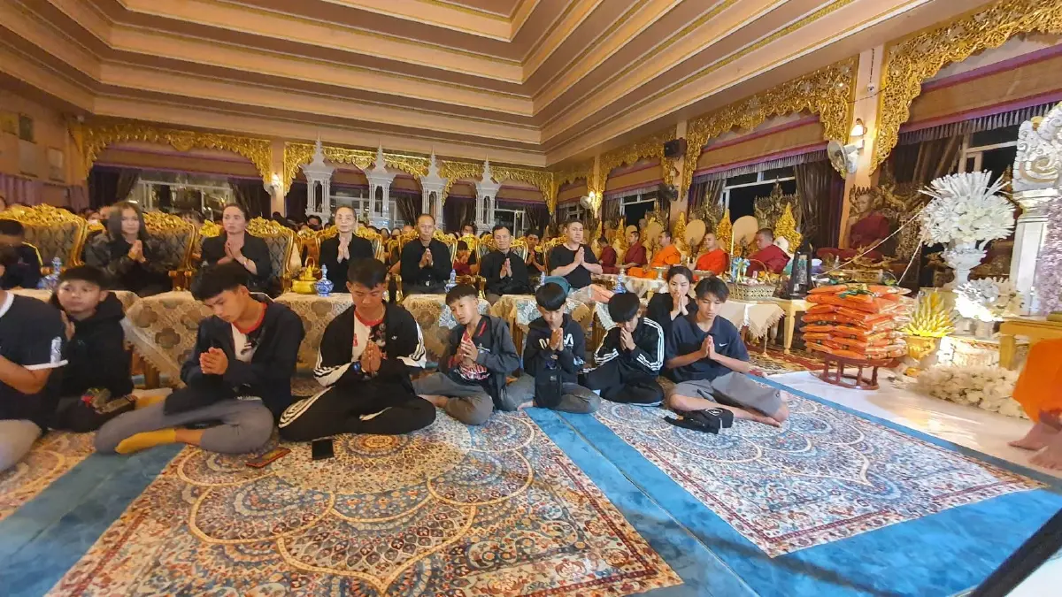ทีมหมูป่าอะคาเดมี่ ร่วมงานสวดอภิธรรม“น้องดอม” นำอัฐิลอยอังคารบ่ายวันนี้