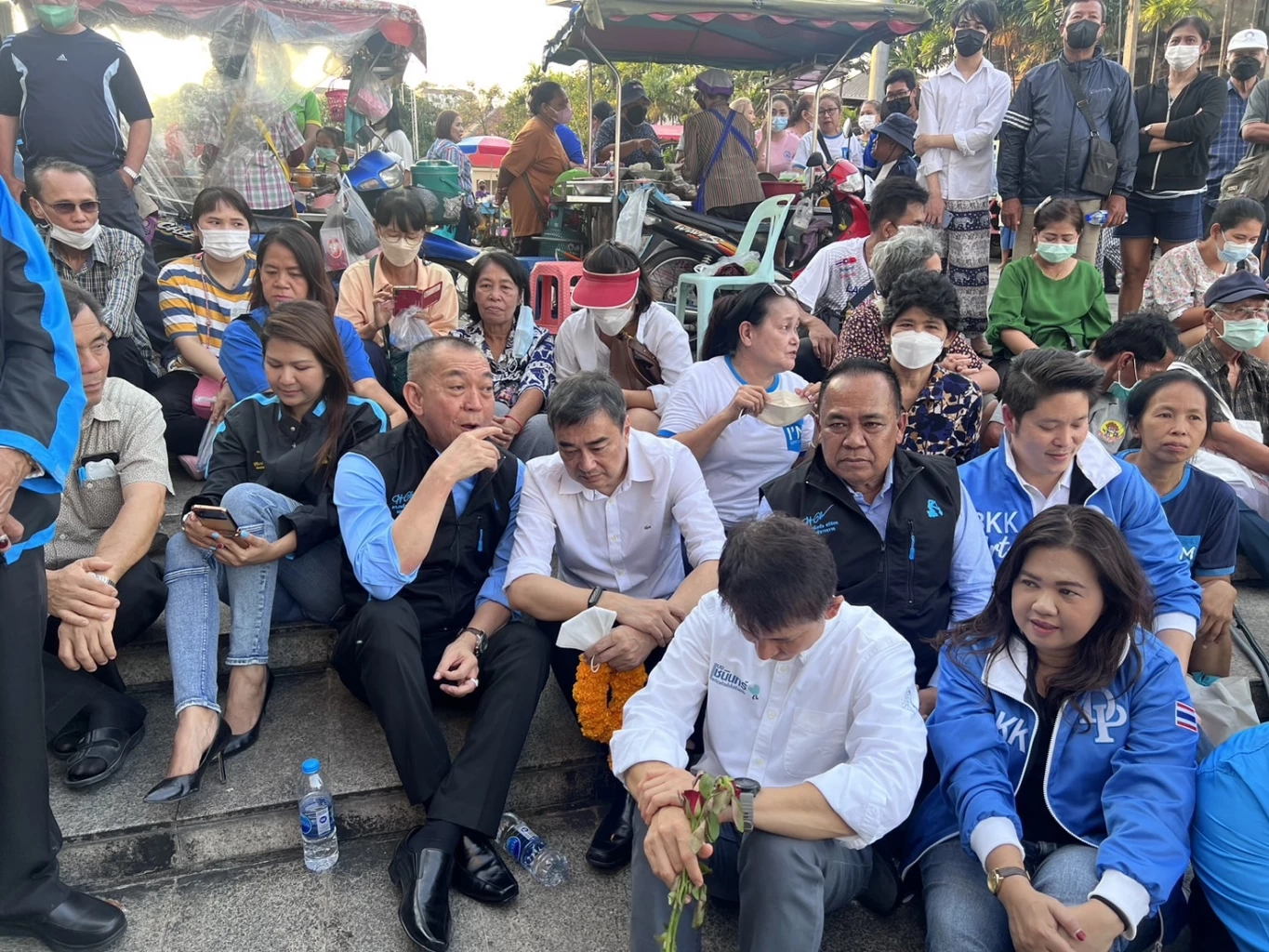 "อภิสิทธิ์" โผล่เวทีปราศรัยปชป. "โรดโชว์ โพลิซี" แกนนำพรรคต้อนรับชื่นมื่น