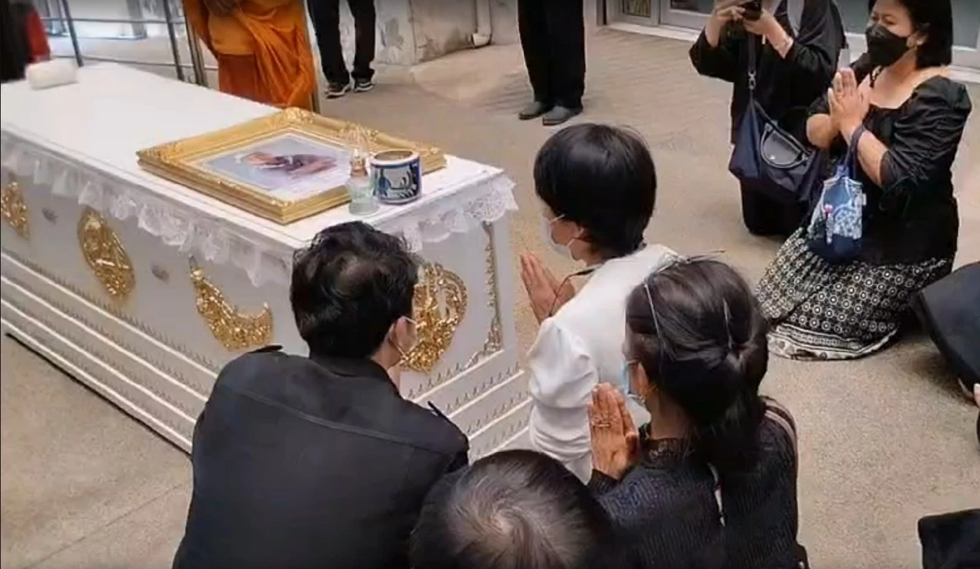 ครอบครัวเดินทางไปรับศพ ถนอม สามโทน ก่อนรดน้ำศพเย็นนี้ 