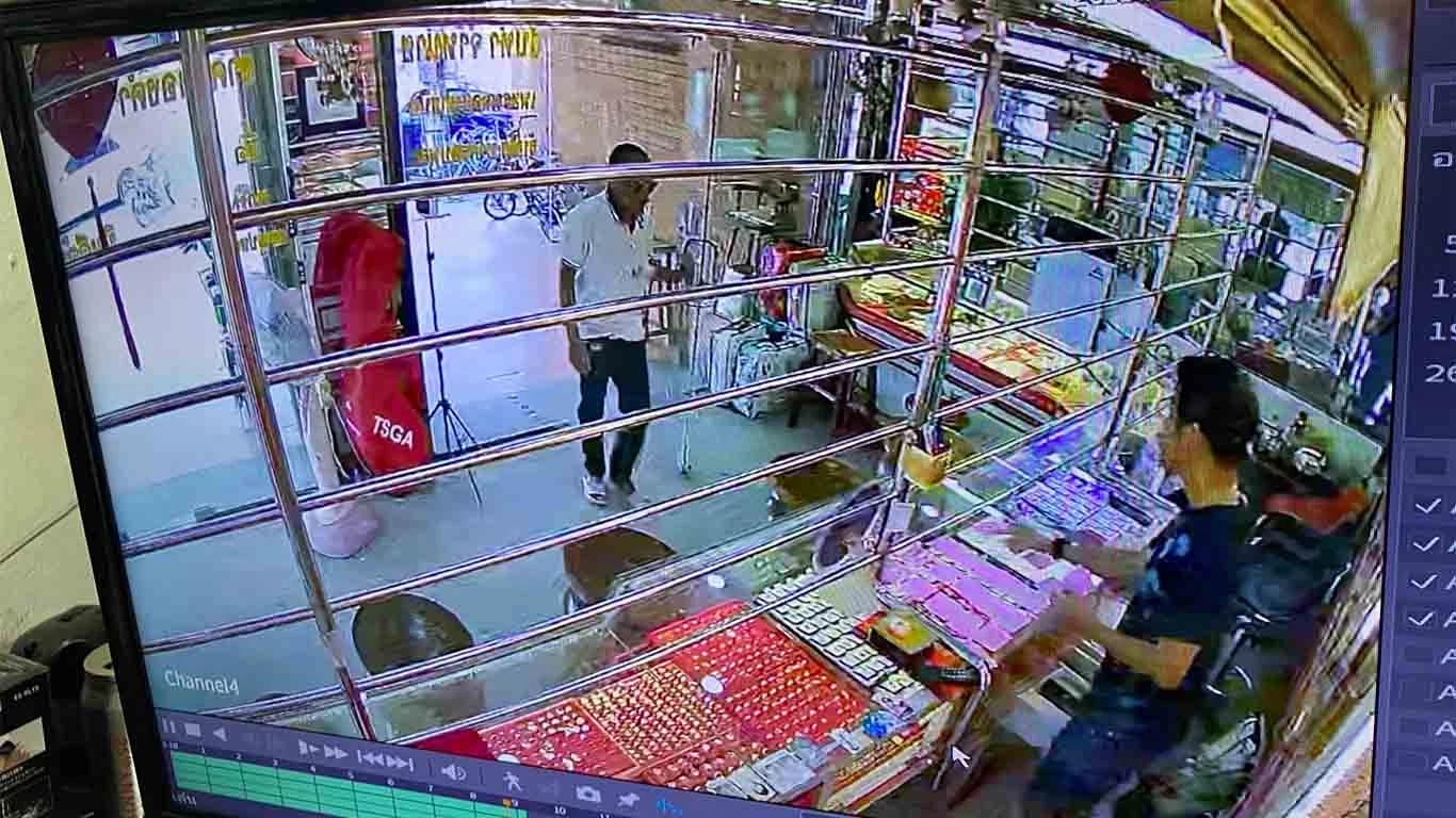 ทิดสึกใหม่ 2 วัน วิ่งราวแหวนทอง ร้านทองสระแก้ว ไม่พ้น 2 ชม.โดนรวบ