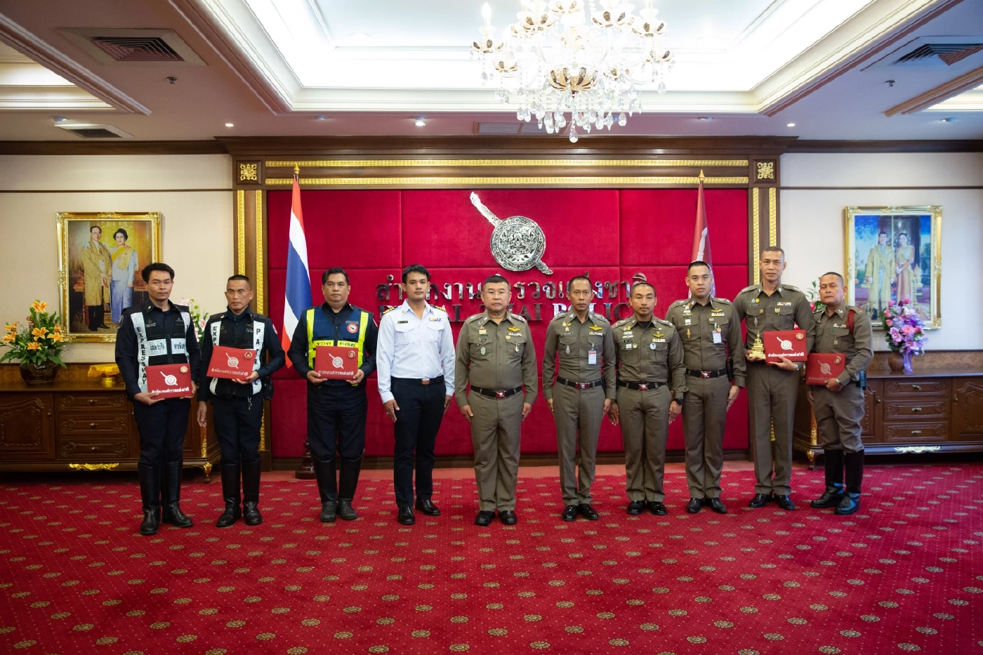 ผบ.ตร.มอบรางวัล 5 จนท.ร่วมระงับเหตุสะพานพระราม 8