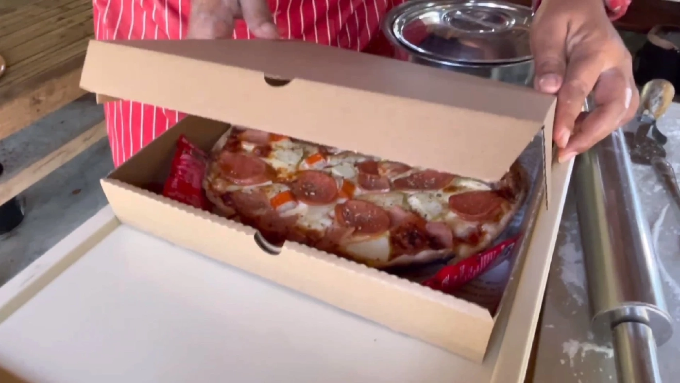 น่ากิน! ชาวตรังฮิตเมนูพิซซ่าเตาถ่าน หน้าไข่มดแดง แป้งผสมข้าวพื้นเมือง