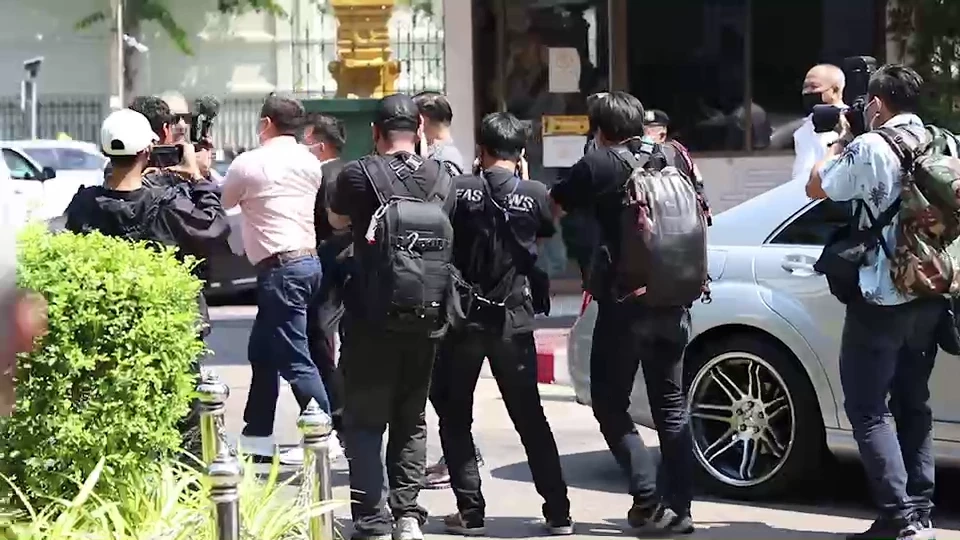 ด่วน! เปิดคลิปนาที "ชูวิทย์"ปรี่ใส่"สันธนะ" หน้ากองบัญชาการตำรวจนครบาล