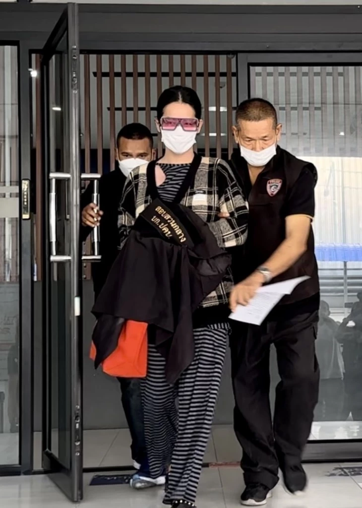 นายอนิวัติ ประทุมกลิ่น อายุ 23 ปี หรือ "นารา เครปกะเทย" เน็ตไอดอลชื่อดัง 