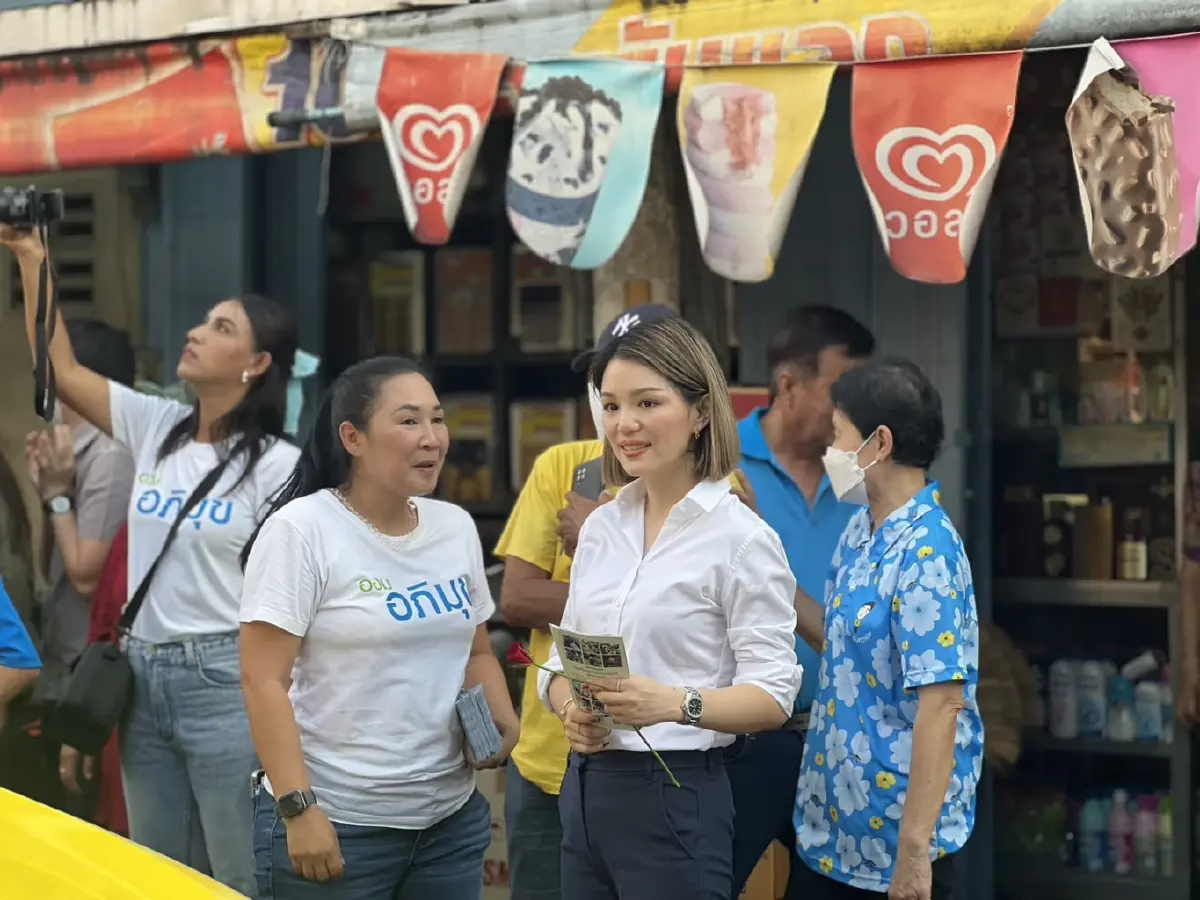 "อภิสิทธิ์-มาดามเดียร์" ลุยหาเสียงตลาดบ้านใหม่ ขอคะแนนหนุนผู้สมัคร "ปชป."
