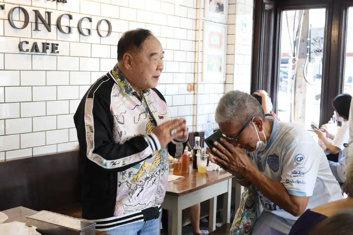“ลุงป้อม” ทำบุญวัดชนะสงคราม แฟนคลับแห่ขอถ่ายรูป