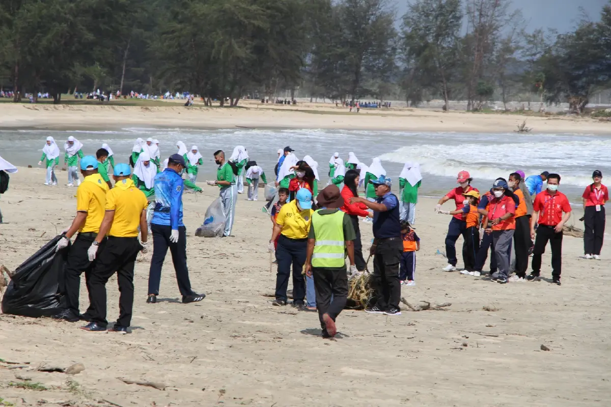 ศรชล.จัดกิจกรรม "การเก็บขยะชายหาดนราทัศน์" ปลูกจิตสำนึกดูแลสิ่งแวดล้อม
