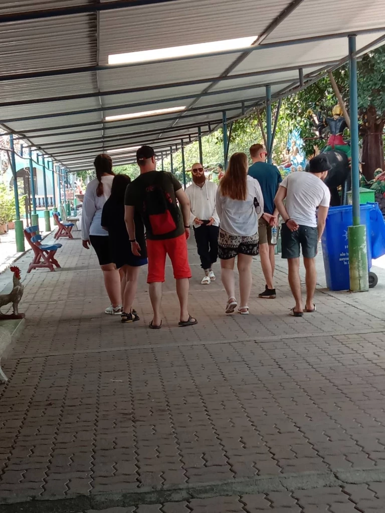 มัคคุเทศก์ต่างชาติ ในคราบหัวหน้าทัวร์