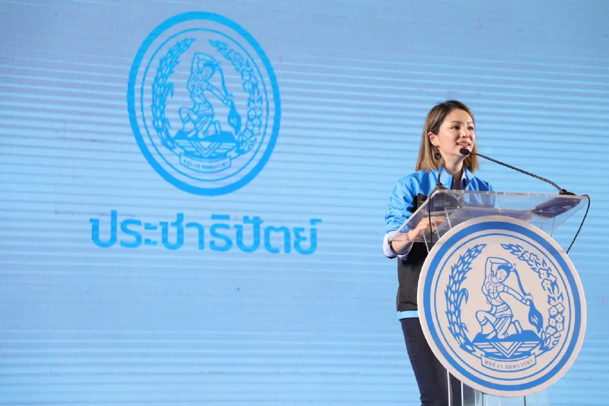 “มาดามเดียร์” ขึ้นปราศรัย อ้อนชาวพัทลุงให้โอกาสผู้สมัคร ส.ส. ปชป.