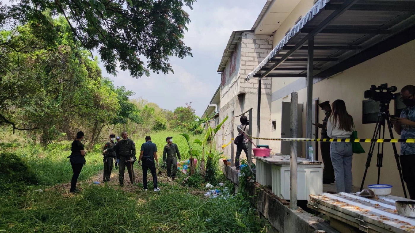 ตร.สายไหม-หน่วยเก็บกู้ระเบิด ค้นหาพยานหลักฐานเพิ่มบ้าน“สารวัตรกานต์”