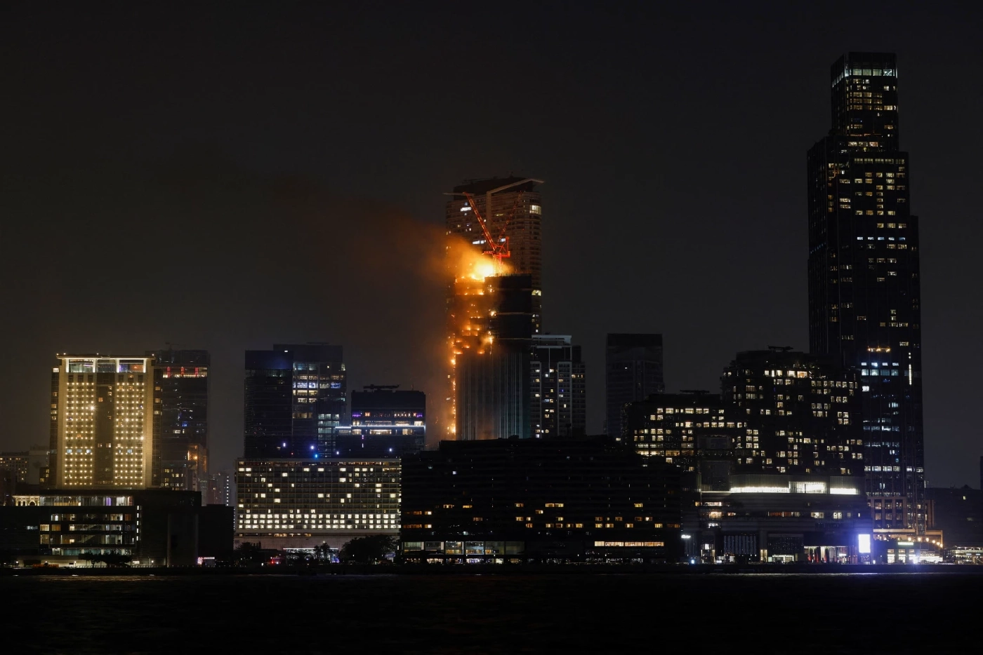 ไฟไหม้ตึกระฟ้านาน 9 ชม. ในย่านชอปปิงของฮ่องกง