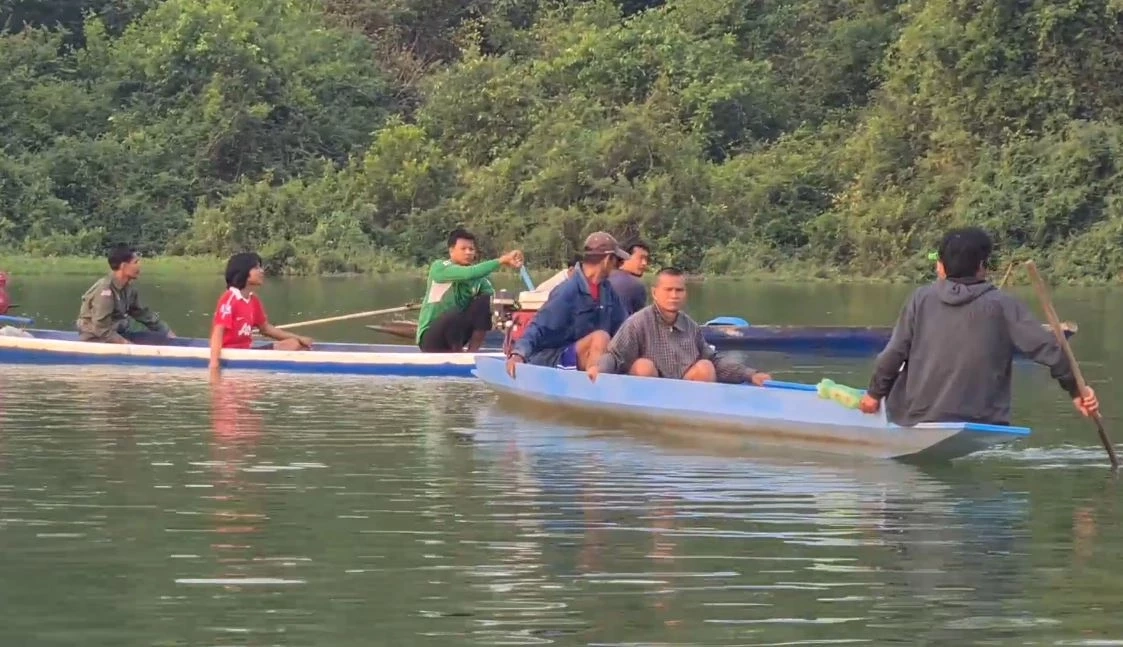 ชาวบ้านนั่งแพข้ามฟาก กลับจากดูหมอลำ เกิดล่มกลางแม่น้ำมูล ดับ 2 สูญหาย 3
