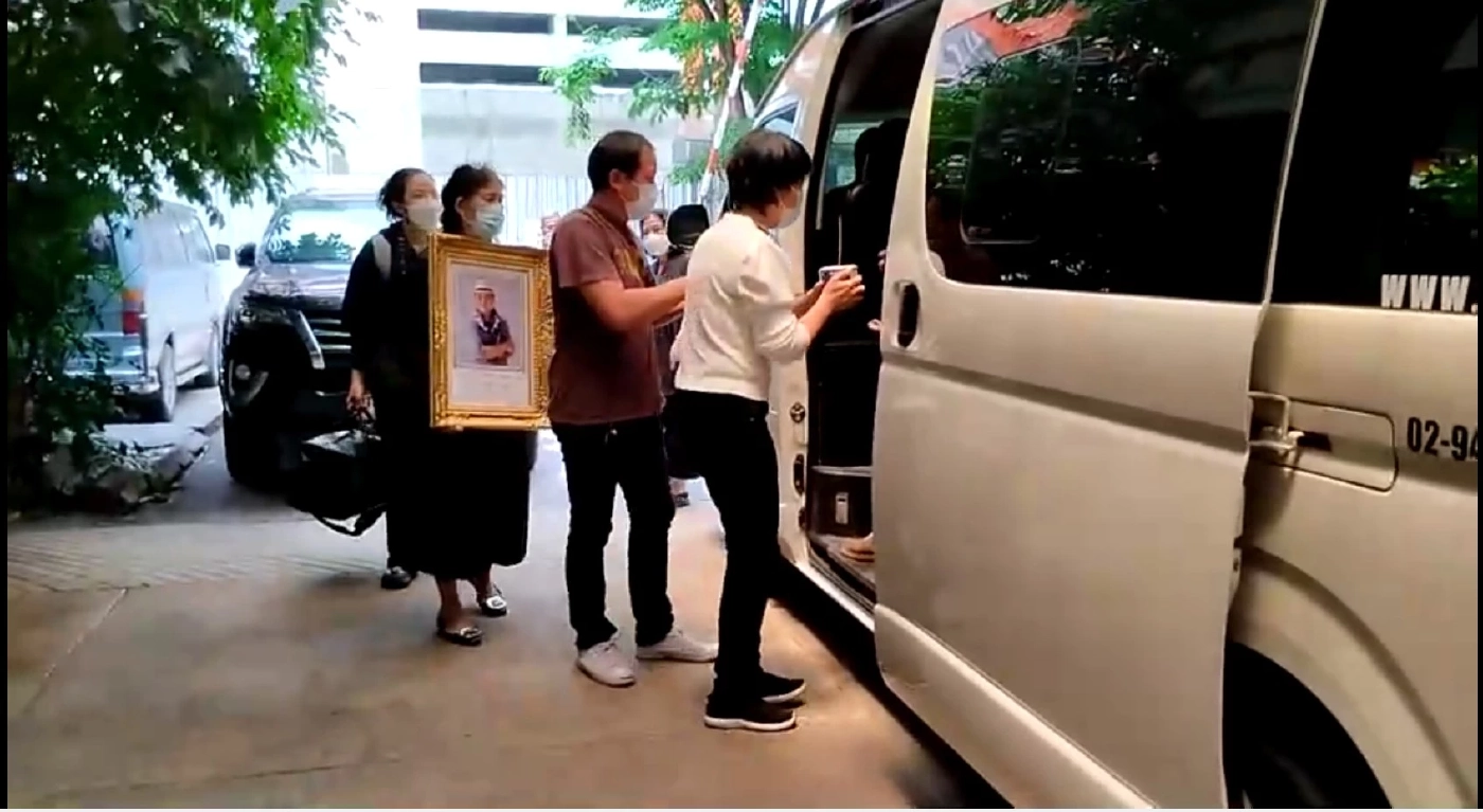 ครอบครัวเดินทางไปรับศพ ถนอม สามโทน ก่อนรดน้ำศพเย็นนี้ 