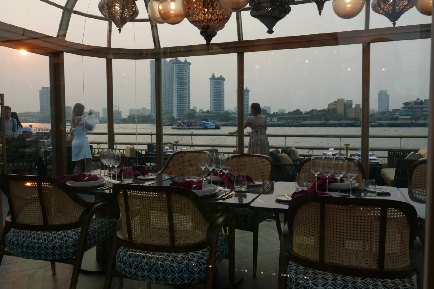 มาตามเช็คอิน! ที่เดอะคริสตัลล์กริลล์เฮาส์ อาหารอร่อยเด็ด วิวสวยริมน้ำ