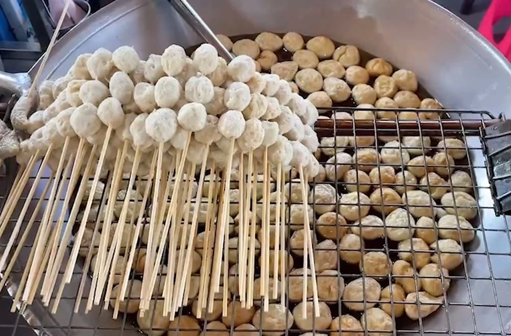 พ่อค้า-แม่ค้า แจกฟรีลูกชิ้นยืนกิน 500 กก. ฉลองวันเกิด "ลิซ่า BlackPink"