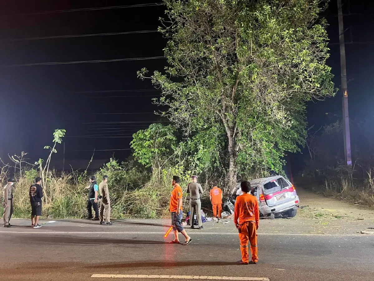 สุดสลด กระบะขนต่างด้าวยางระเบิดคว่ำ ดับ 2 เจ็บระนาว คนขับหนีเข้าป่า