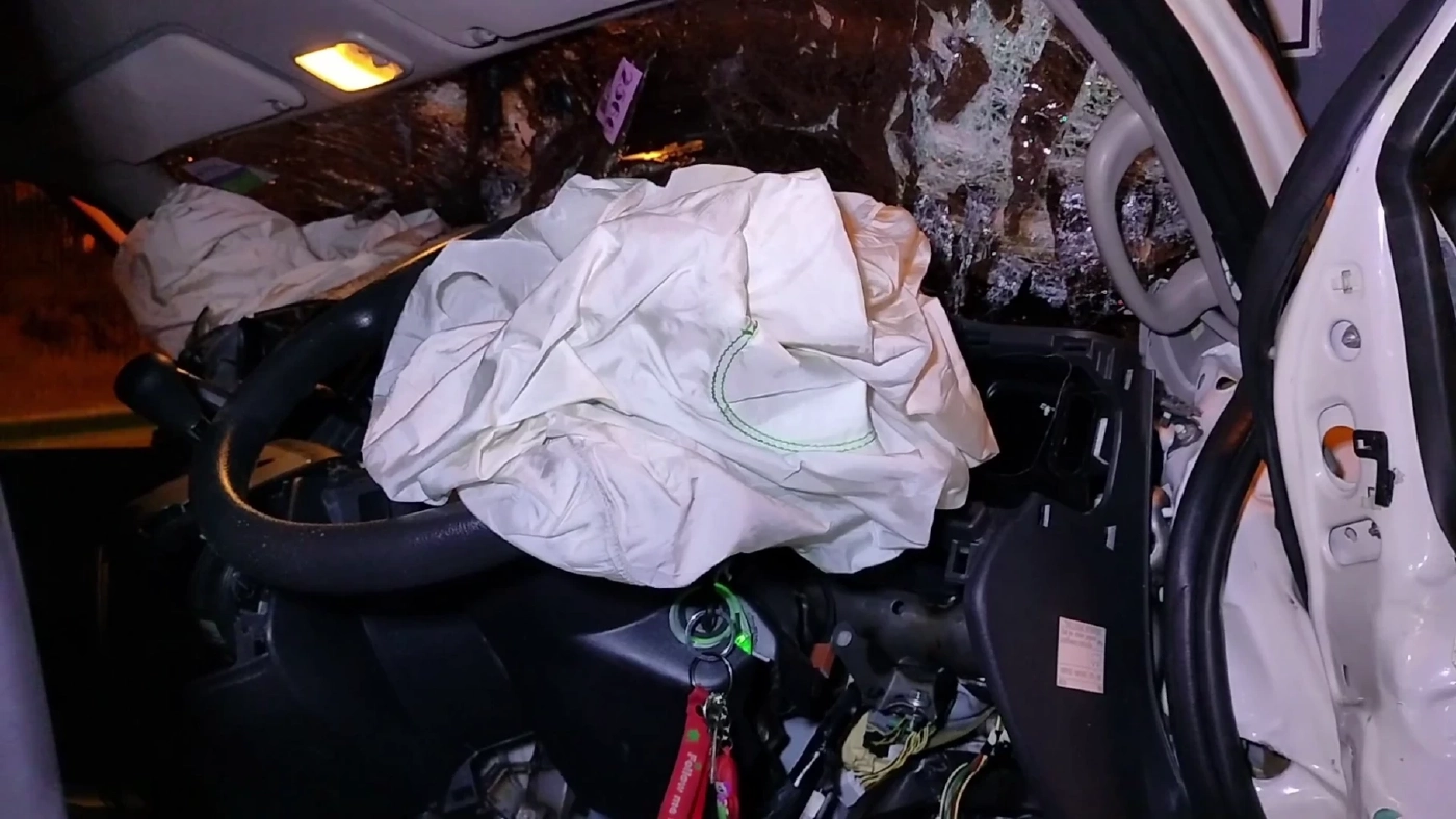 ระทึก เร่งช่วย 2 สามีภรรยาจากซากรถตู้ เสยท้ายพ่วงบรรทุกน้ำมัน (มีคลิป)