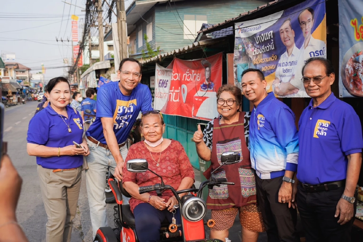 "กรณ์" ลงพื้นที่เขตบางแค ชูนโยบายช่วยเหลือแม่ตั้งครรภ์ เดือนละ 2,000