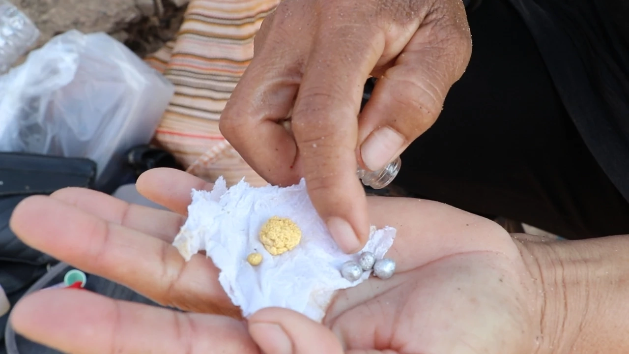 น้ำโขงแห้ง ชาวบ้านปากชม แห่ร่อนทอง สร้างรายได้งาม วันละ 1 พันบาท