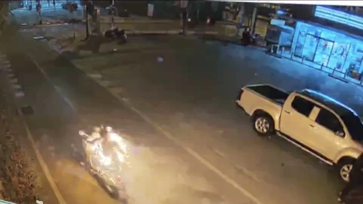 รวบ 2 โจ๋ ปาระเบิดขวดใส่หนุ่มสาว ไฟคลอกสาหัส เร่งสอบแรงจูงใจ