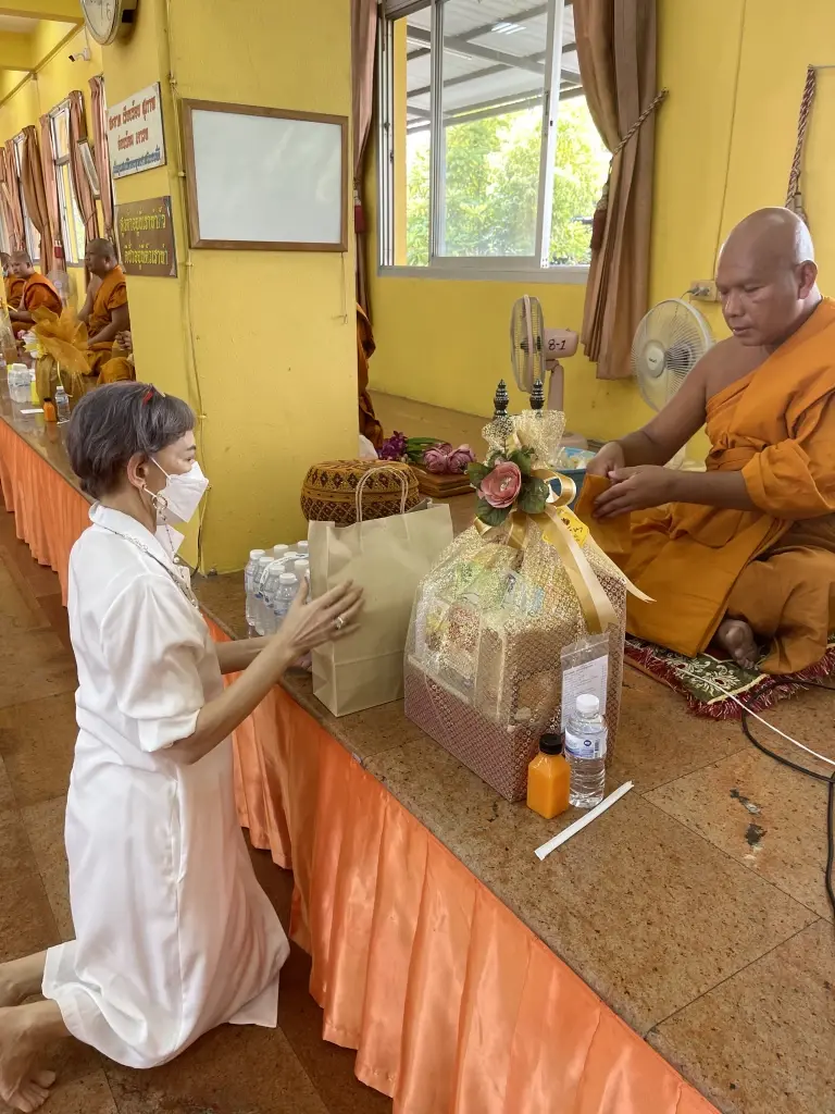 เพื่อนซี้ ตุ๊ก เดือนเต็ม ทำบุญครบรอบ 100 วัน ลินดา ค้าธัญเจริญ 