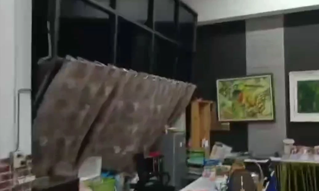 ระทึก! พายุฤดูร้อน พัดถล่มขอนแก่น ซัดกระจกอาคารหลุดออกมาทั้งแผง (มีคลิป)