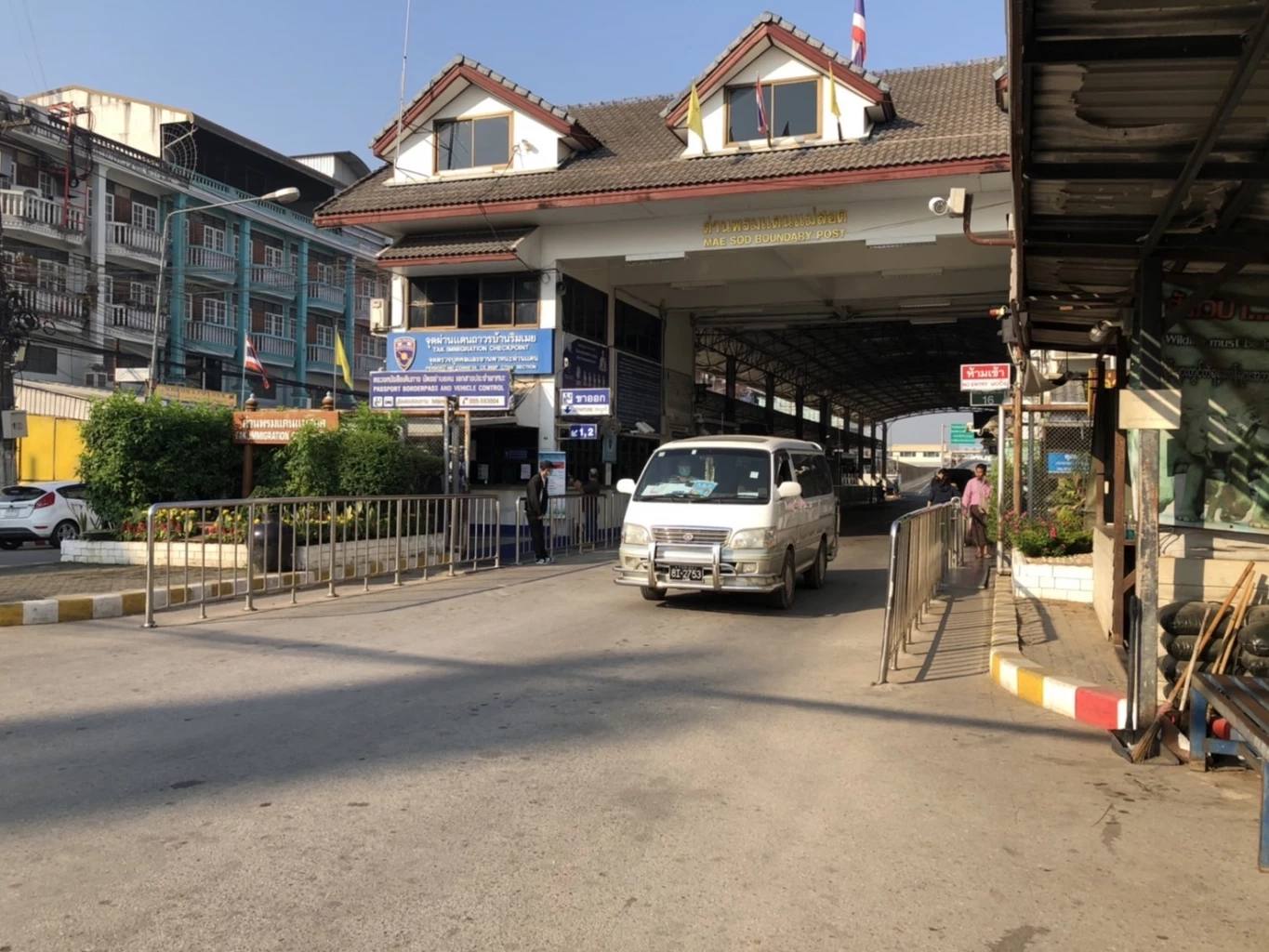 ด่านพรมแดนแม่สอดเปิดปกติแล้ว หลังเสียงปืนสงบ แต่ ปชช. ยังไม่กล้าข้ามไปมา